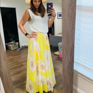 Yellow flowy full length flower skirt 🌼 size L